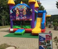 Hüpfburg mit Rutsche und Basketballkorb
