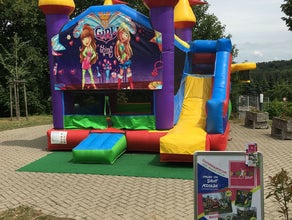 Hüpfburg mit Rutsche und Basketballkorb