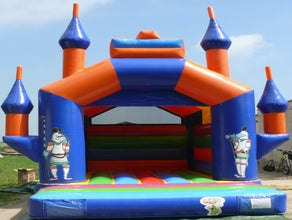 Hüpfburg Ritterburg Farbig 5x4x5 Meter (LxBxH) Der Spaß für kleine und gr0ße Kinder.