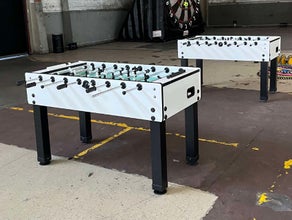 ⚽ Tischkicker in weiß – Der Eyecatcher für Ihre Marke und Events!