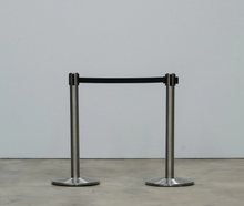 Absperrsäule (Chrom) mit Ausziehband, schwarz