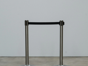 Absperrsäule (Chrom) mit Ausziehband, schwarz