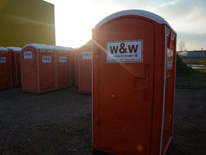 Toiletten-Kabine mit Handwaschbecken