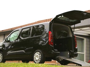 Opel Combo / VW Caddy mit Rollstuhlrampe - 5 Sitzer