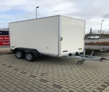 Anhänger mit Kofferaufbau und abschließbarer Rampe