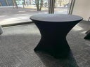Stehtische mit schwarzer Stretchhusse – modern & elegant für Events und Partys