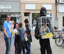 Walking Act - Affe mit Käfig - Werbemittelverteiler Sampling