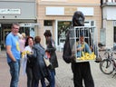 Walking Act - Affe mit Käfig - Werbemittelverteiler Sampling