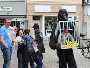 Walking Act - Affe mit Käfig - Werbemittelverteiler Sampling