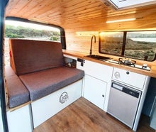 Volkswagen T5 - Praktischer Kastenwagen für 2 Personen mit Campingset