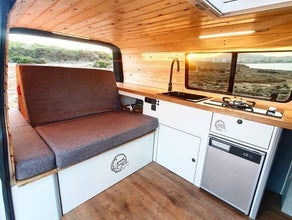 Volkswagen T5 - Praktischer Kastenwagen für 2 Personen mit Campingset