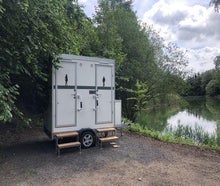Toilettenwagen  / Toilettenanhänger autark mit Tank für Hochzeit, Backstage, VIP Event