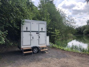 Toilettenwagen  / Toilettenanhänger autark mit Tank für Hochzeit, Backstage, VIP Event