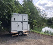 Toilettenwagen / Toilettenanhänger autark mit Tank für Hochzeit, Backstage, VIP Event
