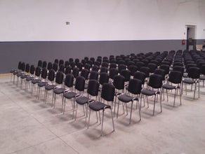 Polster-, Kunststoffstapel- und Holzklappstuhl