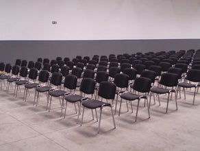 Polster-, Kunststoffstapel- und Holzklappstuhl