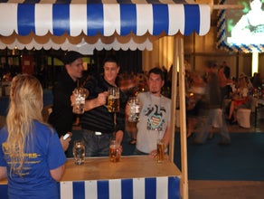 Maßkrugstemmen - Bierkrugstemmen im Marktstand mieten