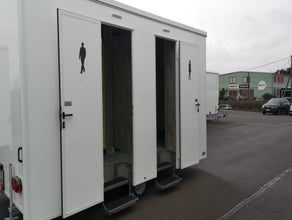 Toilettenwagen 3 Damen/1 Herren Toilettenkabine und 4 Urinale - Baujahr 2024