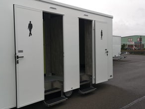 Toilettenwagen 3 Damen/1 Herren Toilettenkabine und 4 Urinale - Baujahr 2024