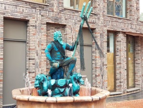 lebender Neptunbrunnen, Wassergott, Poseidon, Meeresgott,  Living Doll