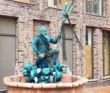 lebender Neptunbrunnen, Wassergott, Poseidon, Meeresgott, Living Doll