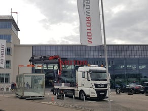 LKW mit Ladekran / Container- & Baustellenlogistik