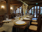 Rustikaler Holzbohlentisch, Holztisch aus alten Bohlen, dunkel lasiert mieten – Vintage Banketttisch (220x80 cm) für Hochzeiten & Events - Galerie - Bild 4