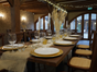 Rustikaler Holzbohlentisch, Holztisch aus alten Bohlen, dunkel lasiert mieten – Vintage Banketttisch (220x80 cm) für Hochzeiten & Events - Galerie - Bild 4