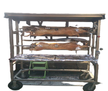 Professioneller Spanferkelgrill mit zwei Spanferkelspießen – elektrisch regulierbar, überdacht und mobil