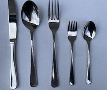 Besteckset bestehend aus Messer, Gabel, Löffel, Kaffeelöffel und Kuchengabel