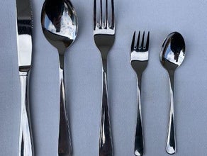 Besteckset bestehend aus Messer, Gabel, Löffel, Kaffeelöffel und Kuchengabel