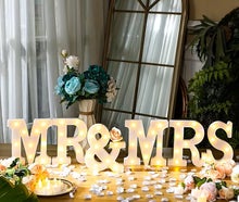 Romantische Leuchtbuchstaben „MR. & MRS.“ – Event-Deko zum Mieten