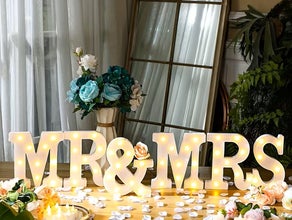 Romantische Leuchtbuchstaben „MR. & MRS.“ – Event-Deko zum Mieten