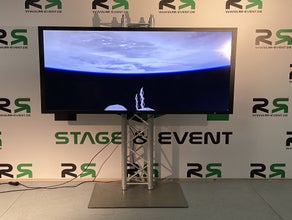 70 Zoll Full HD Monitor – 2 Meter Ständer, tageslichtsichtbar.