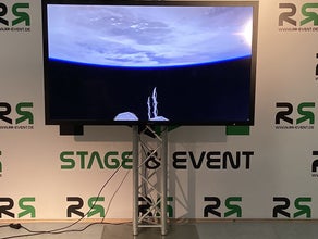 70 Zoll Full HD Monitor – 2 Meter Ständer, tageslichtsichtbar.