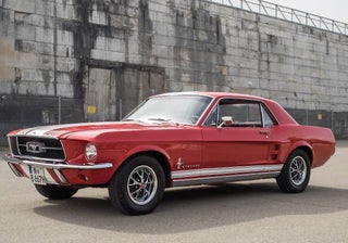 Oldtimer Ford Mustang Coupé in rot-weiß zum selbst fahren