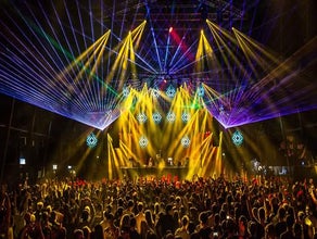 Lasershow mit 7 Full RGB Projektoren und Live Operator