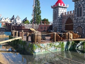 Hafenanlage, Hafen Kulisse, Bühnenkulisse Maritim, Piratendekoration, Hafenbühne