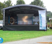 Die kostengünstige Rundbogen-Bühne für Ihr Event - 55m² große Open-Air-Trailerbühne