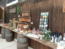 Holzbuffet / Buffet mit Weinfässern