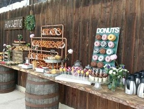 Holzbuffet / Buffet mit Weinfässern