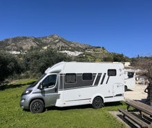 Carado T338 - Mit zwei hinteren Einzelbetten & Hubbett