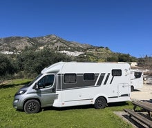 Carado T338 - Mit zwei hinteren Einzelbetten & Hubbett