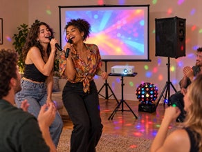 Karaoke Paket mieten 229 €: Beamer, Leinwand, Lautsprecher und zwei Funkmikrofone ✓ kautionsfrei