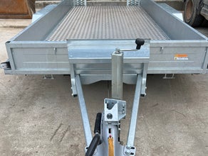 Baumaschinentransporter