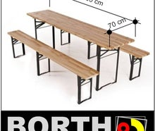 Una mesa y dos bancos para una fiesta