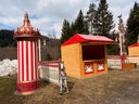 "Sommeraktion Jahrmarkt", Verkaufshütte, Hütte, Zaunelemente, Glücksrad, Caroussell, Hau den Lukas, Stehtische mit Hussen - Galerie - Bild 1
