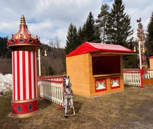 "Sommeraktion Jahrmarkt", Verkaufshütte, Hütte, Zaunelemente, Glücksrad, Caroussell, Hau den Lukas, Stehtische mit Hussen
