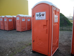 Toiletten-Kabine mit Handwaschbecken