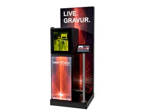 Mobile Graviermaschine | Live Lasergravur für Messe, Event oder Promotion. Personalisierte Give-Aways mit der LaserStation. Gravurlaser | Lasergraviermaschine | Mobiler Laser | Live Gravur